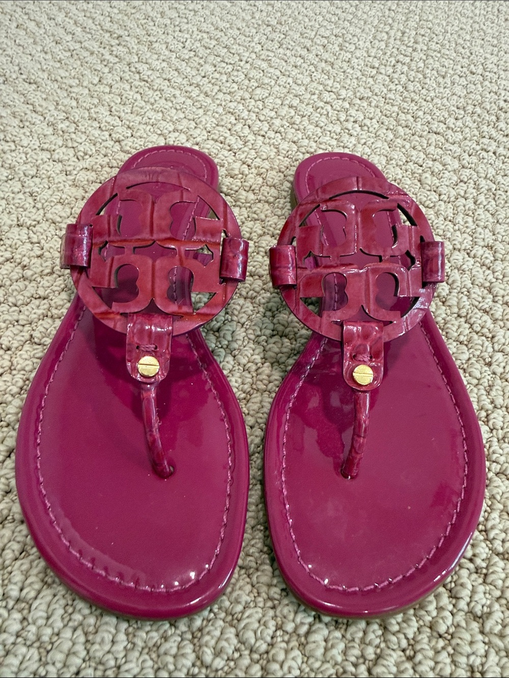 Tory Burch Patent Logo Thong Sandals in Berry Plum